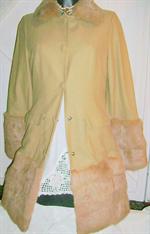 SNOB frakke i beige med kanin INFO